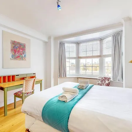 Vibrant And Sunny 2 Bedroom Apartment In Hyde Park